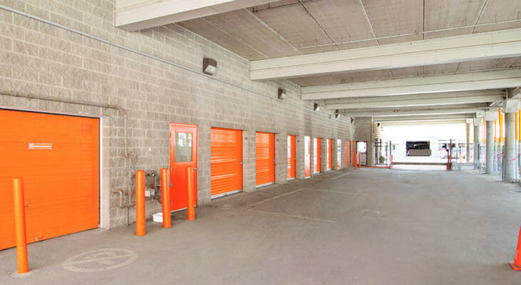 Public Storage Montreal - Rue d'Iberville - Covered bay with drive-up access self-storage units