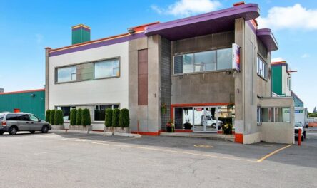Public Storage Montreal - Chemin de la Côte de Liesse - Front entrance