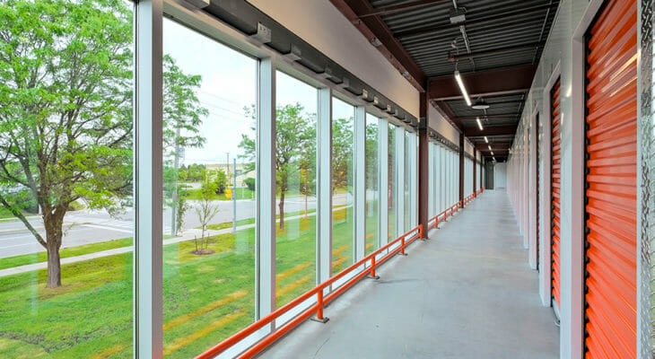Couloir avec unités d'entreposage intérieures d'un côté et fenêtres de l'autre