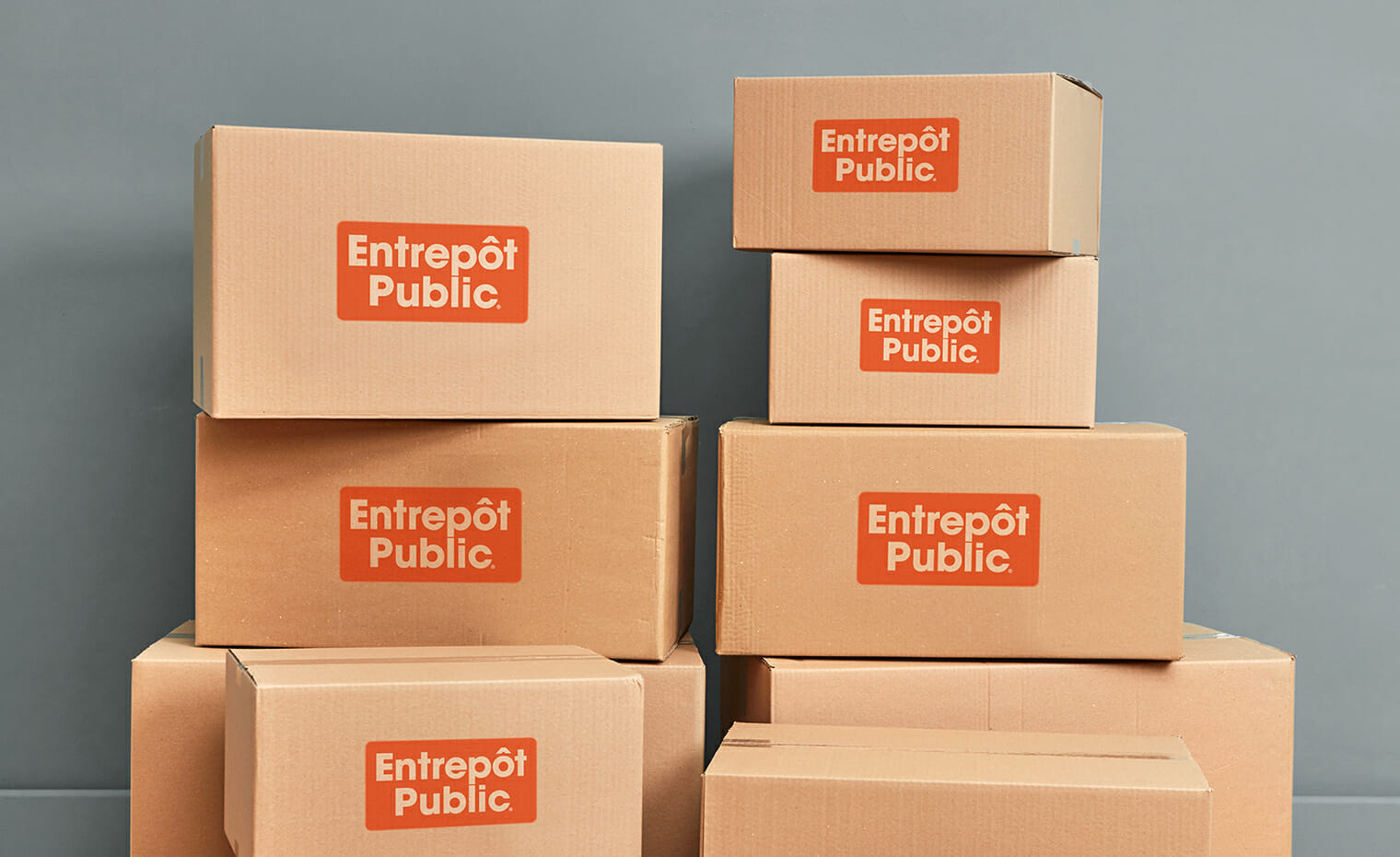 plusieurs boîtes de carton empilées portant le logo d’Entrepôt Public Canada