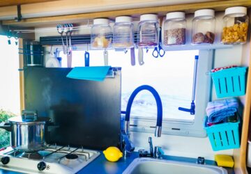 Idées de rangement pour une cuisine de VR avec contenants transparents, rangement vertical et accessoires suspendus.