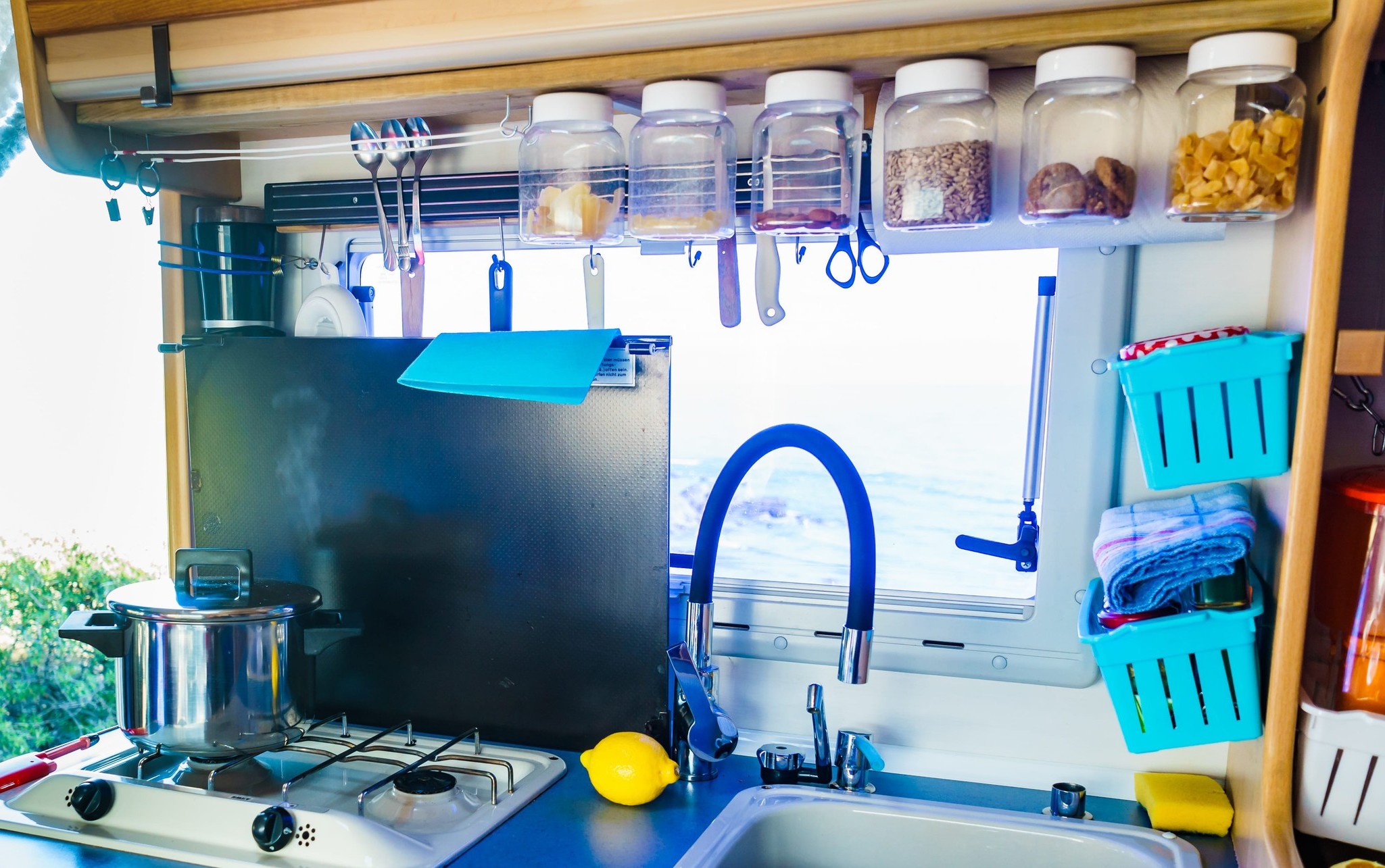 Idées de rangement pour une cuisine de VR avec contenants transparents, rangement vertical et accessoires suspendus.